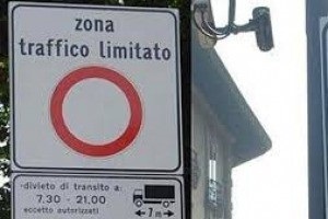 Chiedere il permesso per il transito e la sosta in zona a traffico limitato (ZTL)